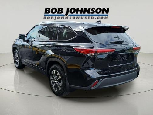 Midnight Black Metallic 2021 Toyota Highlander XLE