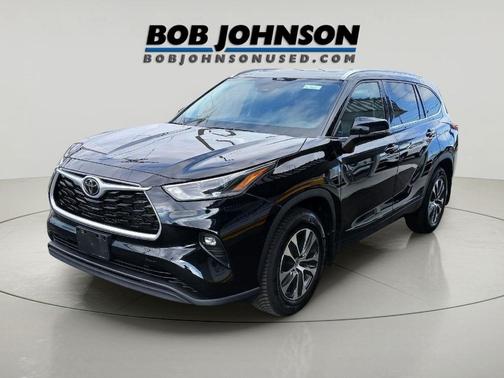 Midnight Black Metallic 2021 Toyota Highlander XLE