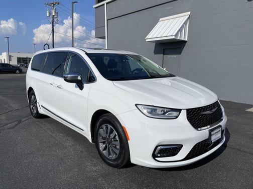 Bright White Clearcoat 2023 Chrysler Pacifica Hybrid Limited