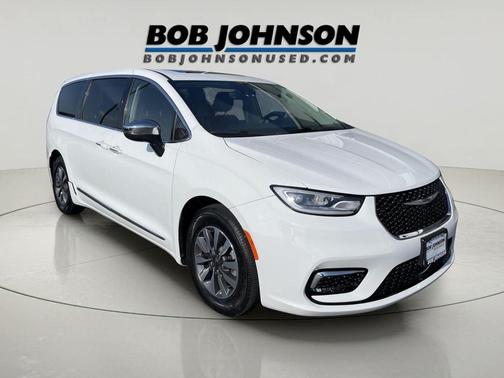 Bright White Clearcoat 2023 Chrysler Pacifica Hybrid Limited