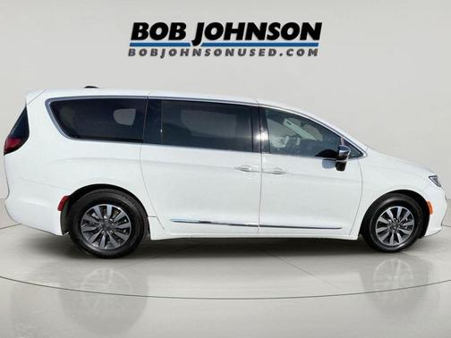 Bright White Clearcoat 2023 Chrysler Pacifica Hybrid Limited