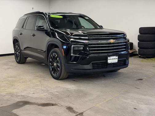 Mosaic Black Metallic 2025 Chevrolet Traverse LT