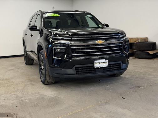 Mosaic Black Metallic 2025 Chevrolet Traverse LT