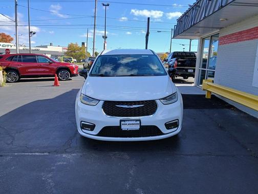 2024 Chrysler Pacifica Hybrid Select