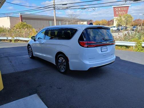 2024 Chrysler Pacifica Hybrid Select