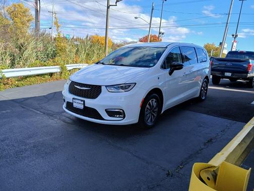 2024 Chrysler Pacifica Hybrid Select