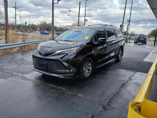 2025 Toyota Sienna LE