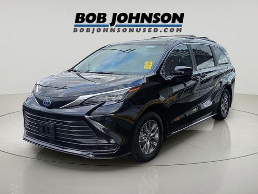 2025 Toyota Sienna LE