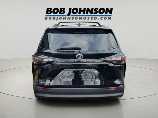 2025 Toyota Sienna LE