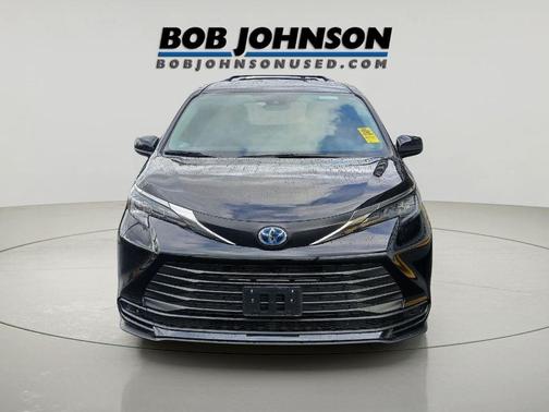 2025 Toyota Sienna LE