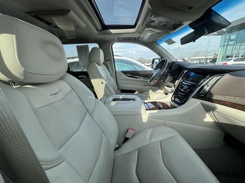 Crystal White Tricoat 2017 Cadillac Escalade Luxury