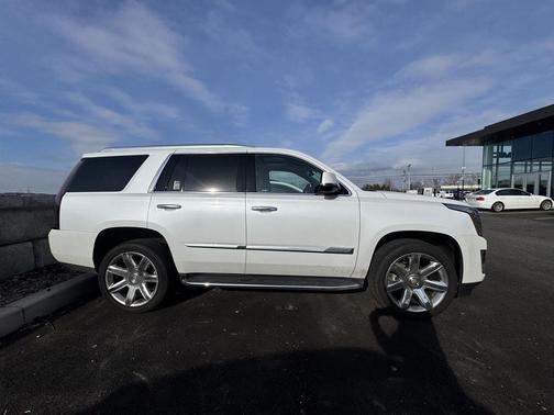 Crystal White Tricoat 2017 Cadillac Escalade Luxury