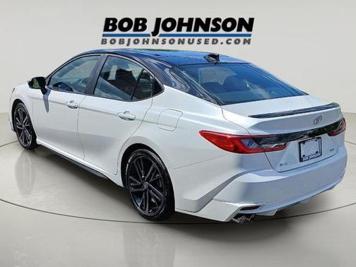 Wind Chill Pearl/Midnight Black Metallic 2025 Toyota Camry XSE