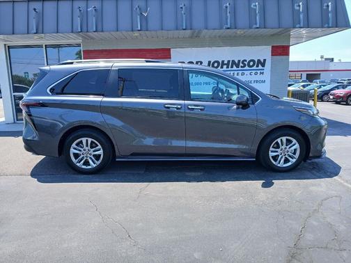 Magnetic Gray Metallic 2025 Toyota Sienna XLE