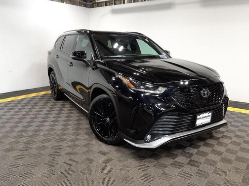 Midnight Black Metallic 2023 Toyota Highlander XSE
