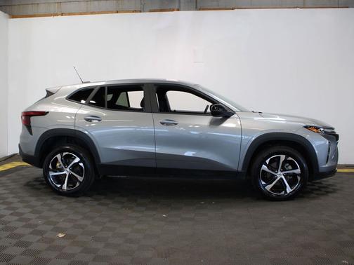 Sterling Gray Metallic 2025 Chevrolet Trax FWD 1RS