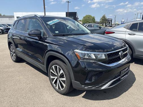 Deep Black Pearl 2022 Volkswagen Taos 1.5T SE
