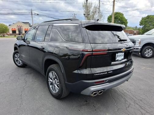 Mosaic Black Metallic 2025 Chevrolet Traverse LT