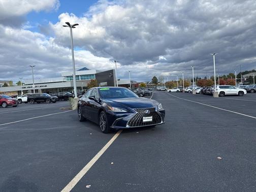 2022 Lexus ES 300h Base