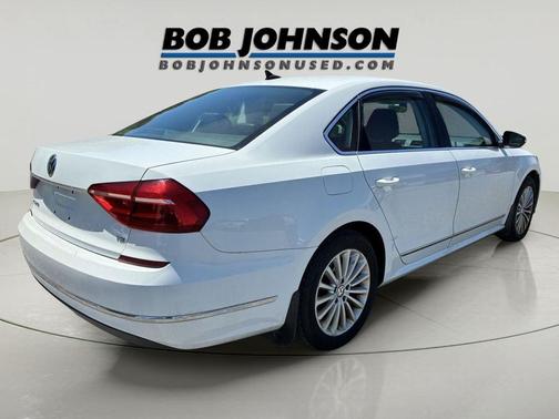 Pure White 2016 Volkswagen Passat 1.8T SE w/Technology