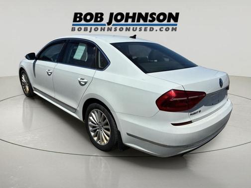 Pure White 2016 Volkswagen Passat 1.8T SE w/Technology