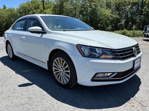 Pure White 2016 Volkswagen Passat 1.8T SE w/Technology
