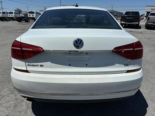 Pure White 2016 Volkswagen Passat 1.8T SE w/Technology