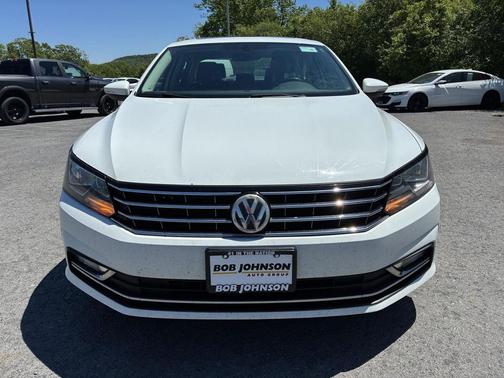 Pure White 2016 Volkswagen Passat 1.8T SE w/Technology