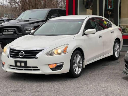 Pearl White 2014 Nissan Altima 2.5 SV
