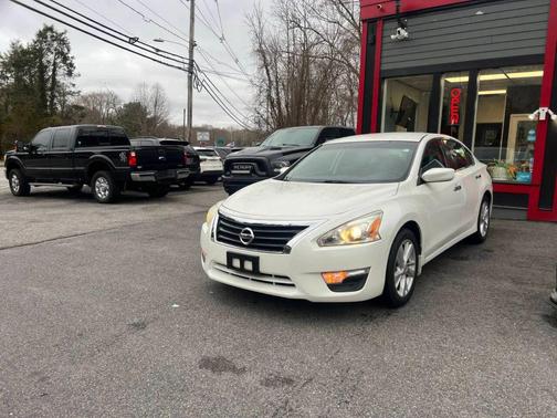 Pearl White 2014 Nissan Altima 2.5 SV