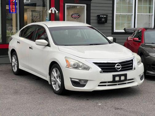 Pearl White 2014 Nissan Altima 2.5 SV