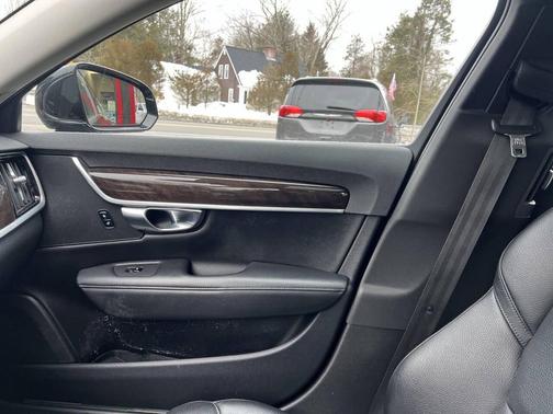 2017 Volvo S90 T6 Momentum