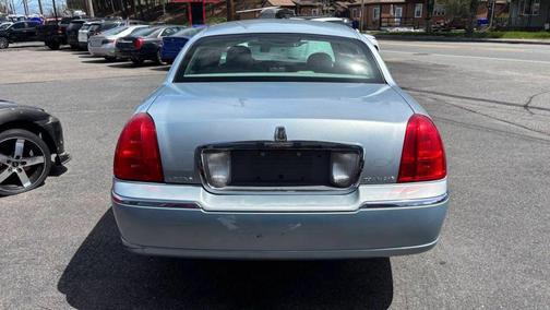 Light Ice Blue Clearcoat Metallic 2006 Lincoln Town Car Signature