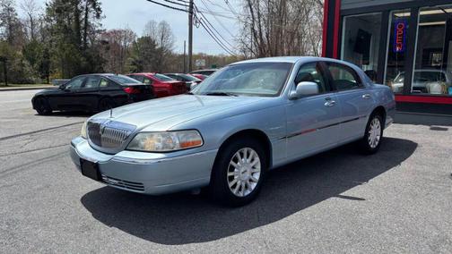 Light Ice Blue Clearcoat Metallic 2006 Lincoln Town Car Signature