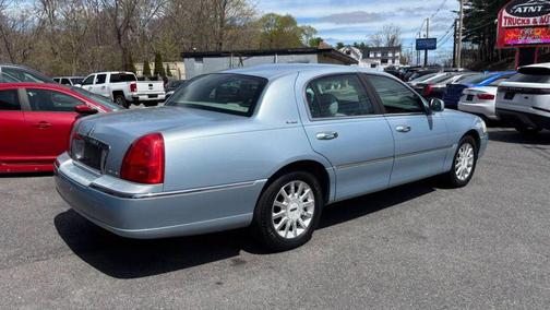 Light Ice Blue Clearcoat Metallic 2006 Lincoln Town Car Signature