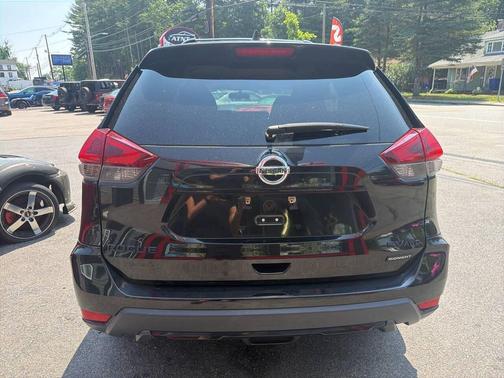 Black 2018 Nissan Rogue SV