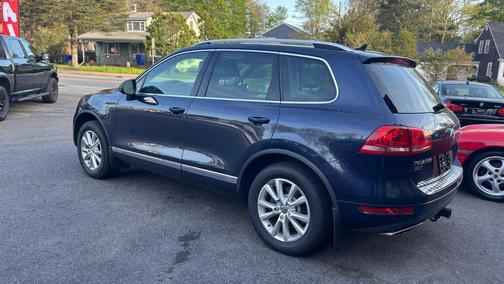 Night Blue Metallic 2014 Volkswagen Touareg TDI Sport
