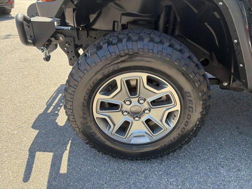 Black Clearcoat 2023 Jeep Gladiator Overland