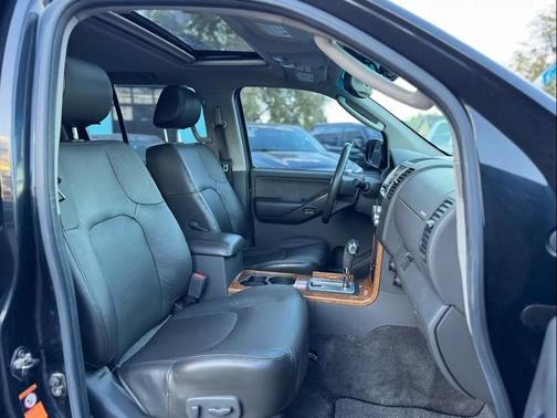 2005 Nissan Pathfinder LE