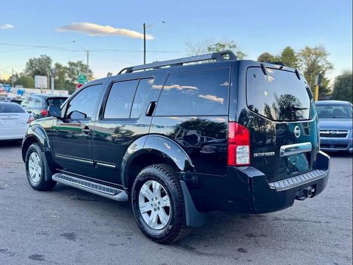 2005 Nissan Pathfinder LE