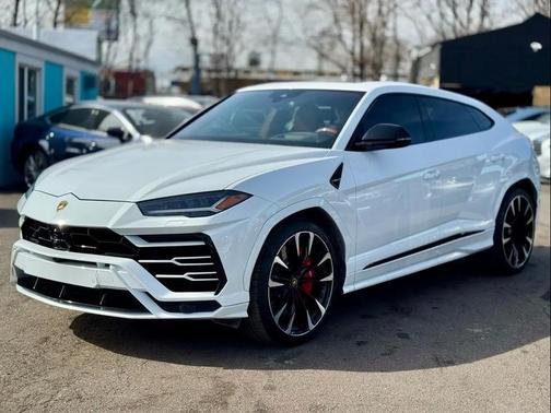 2022 Lamborghini Urus Pearl Capsule