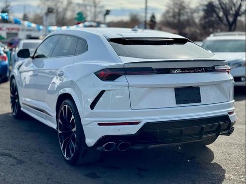 2022 Lamborghini Urus Pearl Capsule