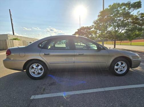 2005 Ford Taurus SE