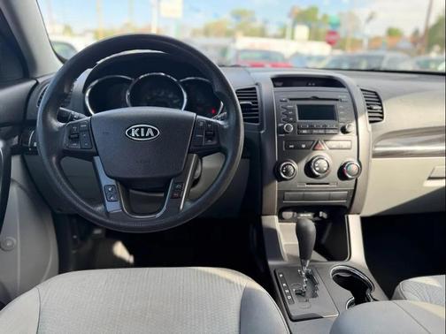 Titanium Silver 2013 Kia Sorento LX