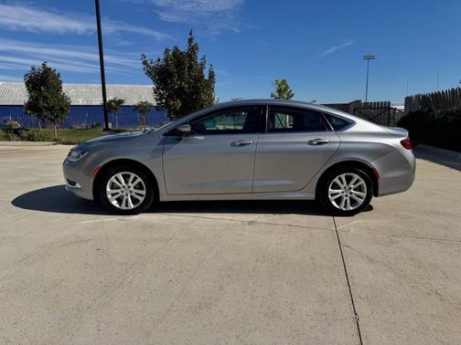 2017 Chrysler 200 Limited