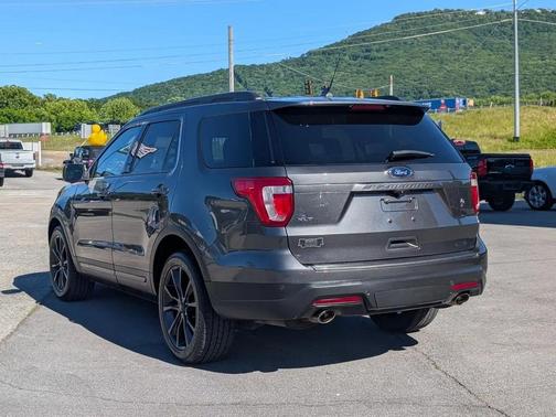 Magnetic Metallic 2019 Ford Explorer XLT