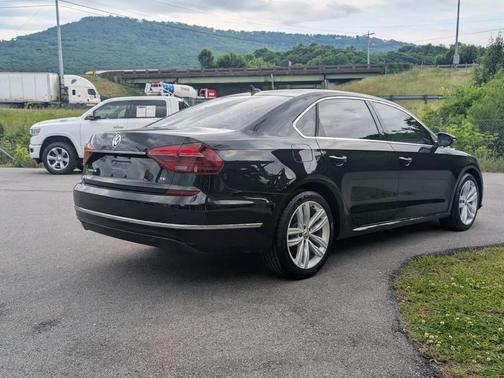 Deep Black Pearl Metallic 2018 Volkswagen Passat 2.0T SE