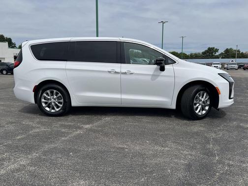 Bright White Clearcoat 2027 Chrysler Pacifica L