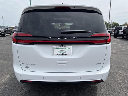 Bright White Clearcoat 2027 Chrysler Pacifica L
