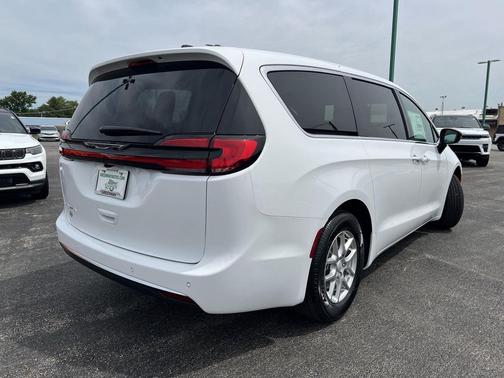 Bright White Clearcoat 2027 Chrysler Pacifica L